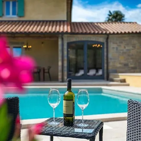 Benvenuti With Heated Pool Kaldir